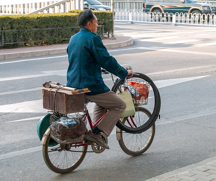 File:Peking Radfahrer-20071020-RM-152113.jpg