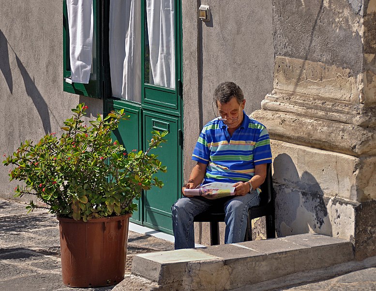 File:Reading a newspaper. Catania, Italy.jpg