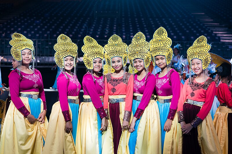 File:Chingay Performers pose for a photo.jpg