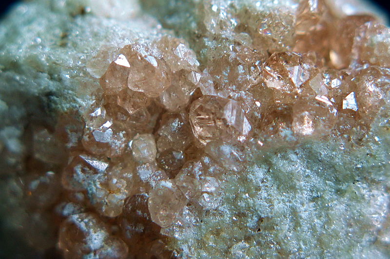 File:Granat (garnet), grossular - Asbestos (Jeffrey Mine), Canada..jpg