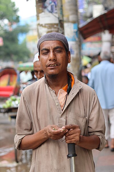 File:Beggar at Dhaka 03.jpg