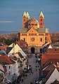 Speyer - Altstadt - Altpörtel - Blick über Maximilianstraße auf Domfassade mit Abendsonne