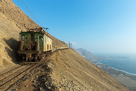 Tredje plats: Ett lokomotiv av typen GE 289A Boxcab åker nedför ett järnvägsräls högt ovanför Tocopilla, Chile. – Erkännande: Kabelleger / David Gubler (CC BY-SA 4.0)