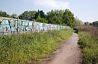 Graffiti le long du site Kuhlmann France, à Loos.