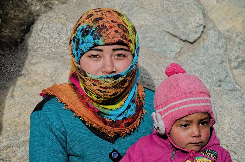 File:A Brokpa mother and child.jpg