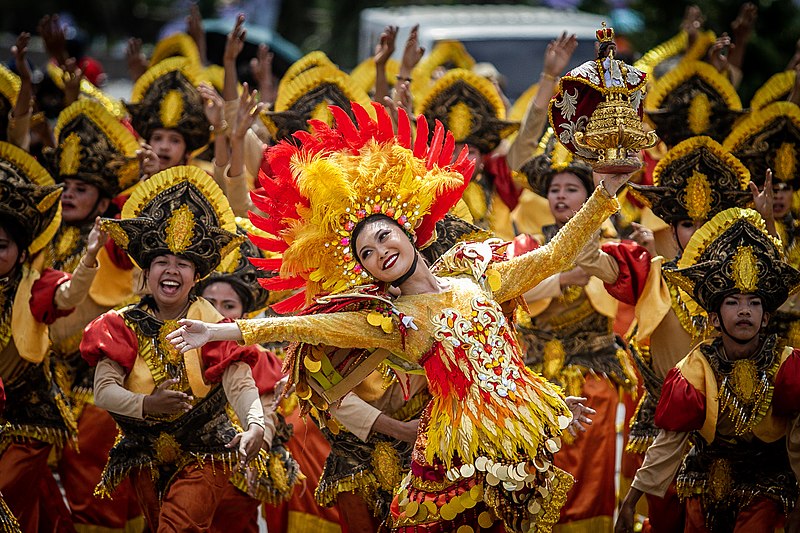 File:Red and Gold for Niño.jpg