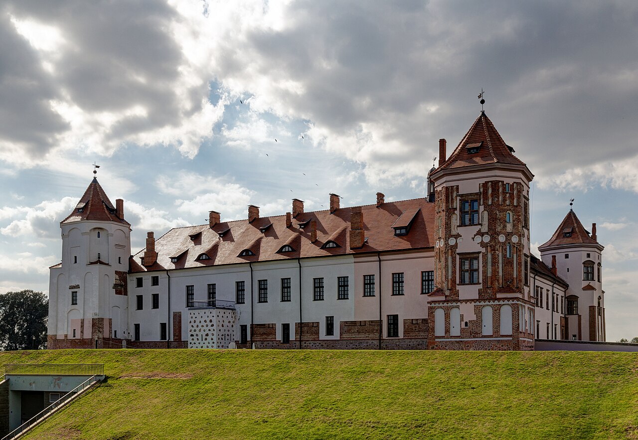 Belarus Mir Mir Castle Complex 8141 2100.jpg