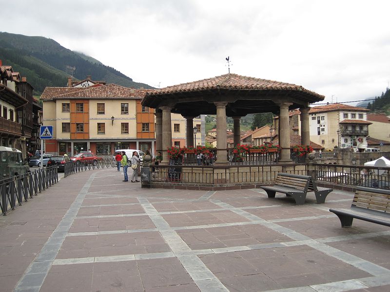 File:Plaza Capitán Palacios, Potes.jpg