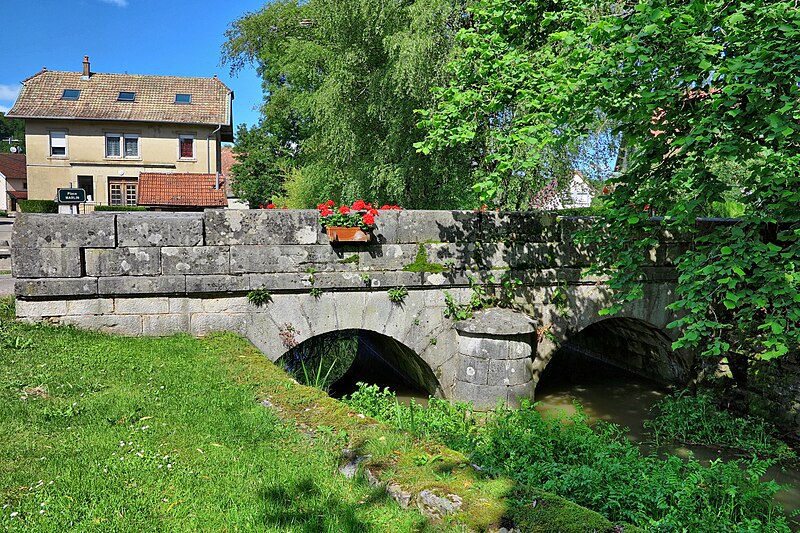 File:Voillans, pont sur la Chenevière.jpg