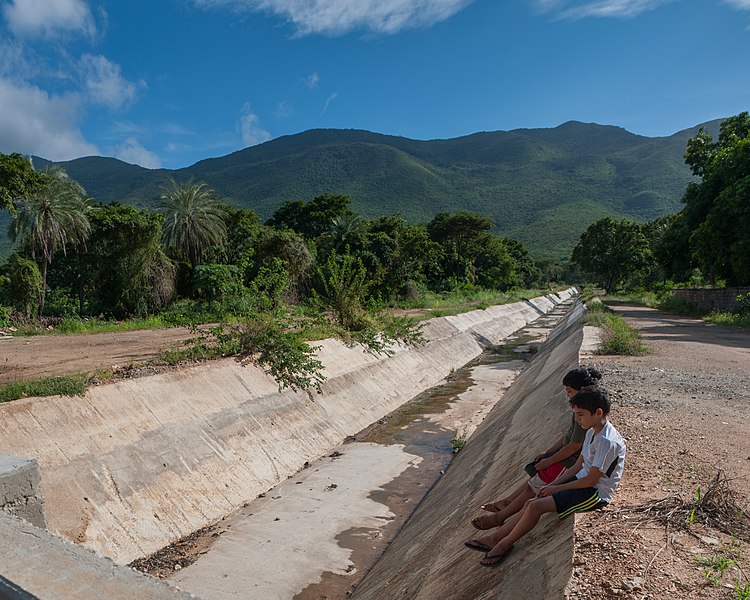 File:Children playing in a ravine.jpg