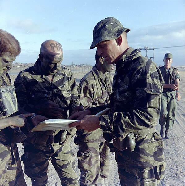 File:NARA 111-CCV-361-CC33823 LRRP team briefing Operation Harrison 1966.jpg