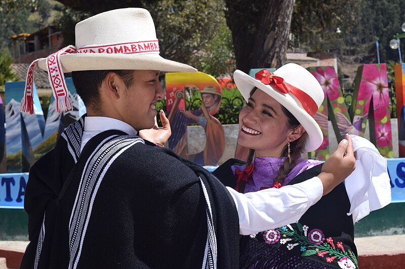 File:Chimayche, baile tradicional de Pomabamba.jpg