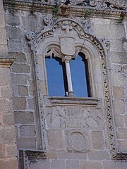 Ventana con escudo de los Reyes Católicos del palacio de los Golfines de Abajo