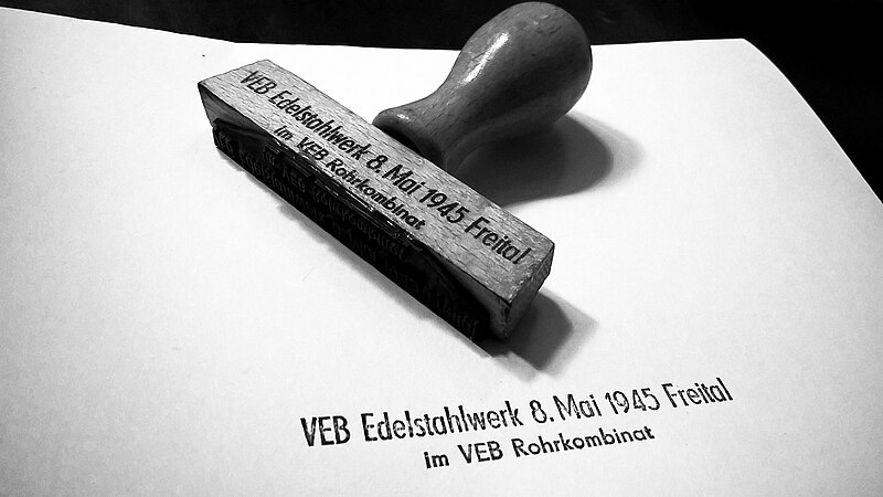 File:Firmenstempel des VEB Edelstahlwerk 8. Mai 1945 Freital im VEB Rohrkombinat - DDR.jpg