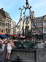 Huy , girlies games at the fountain "Li Basinia".