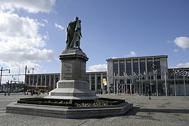 La statue de Léopold Ier et la gare