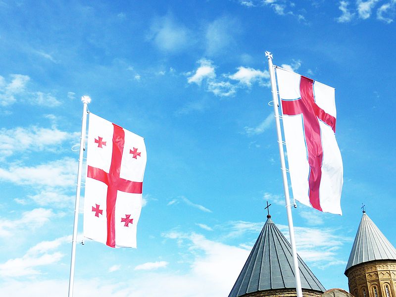 File:209 Drapeaux géorgiens à l'entrée du site d'Alaverdi.JPG