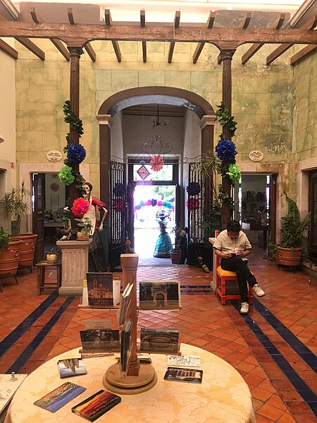 File:Sala principal de la Casa de las Artesanías en Aguascalientes.jpg
