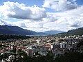 English: General view of the town and the lake in 2004. Français : Vue panoramique de la ville et du lac en 2004.