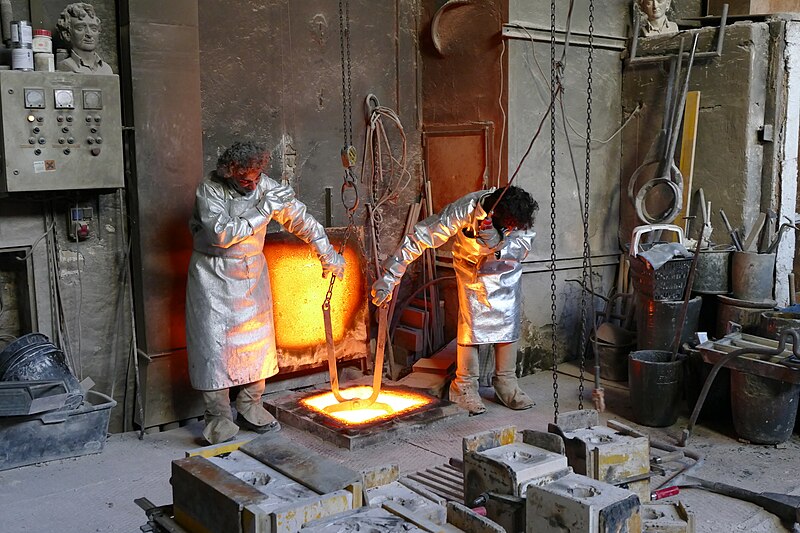 File:Bronze casting in Kunstgießerei München 10.jpg