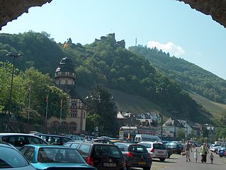 Deutsch: Bernkastel, Parkplatz an der Mosel mit Burgruine Landshut im Hintergrund.