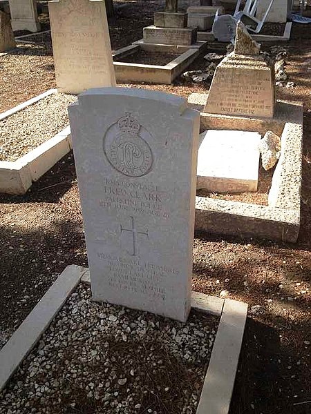 File:Clark, Fred Zionsfriedhof Jerusalem-2.jpg