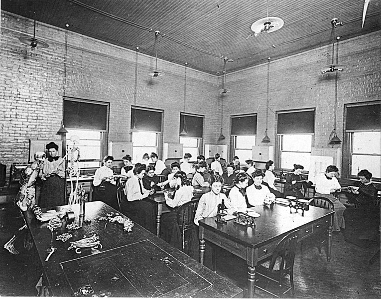 File:Class in physiology, Pratt Institute, around 1910-20. (3856263725).jpg