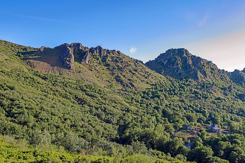 File:Ferradillo entre montañas.jpg