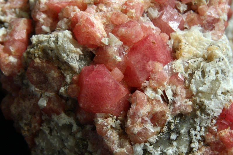 File:Granat, grossular - Sierra de Las Cruces, Coahuilla, Mexico..JPG