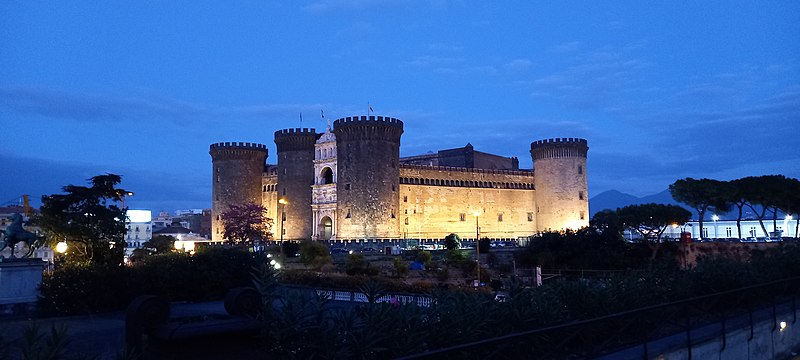 File:Castel Nuovo di notte.jpg