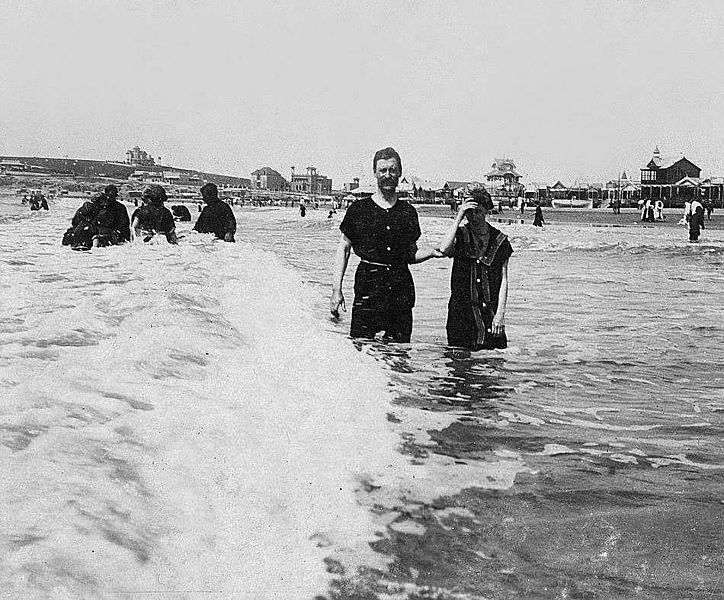 File:Pareja mar del plata 1900.jpg