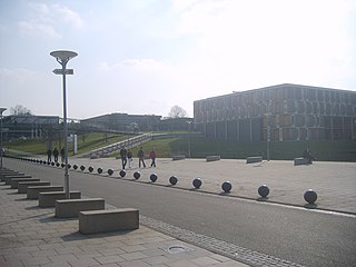 Blick Richtung Allmandring, mit Gastdozentenhaus rechts