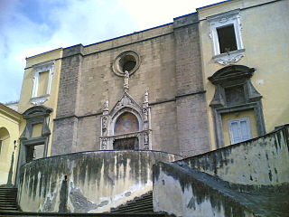 San Giovanni a Carbonara, scorcio della facciata (Category:San Giovanni a Carbonara).
