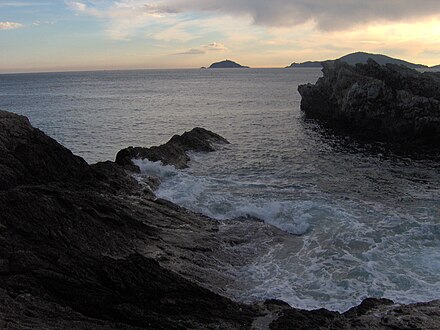 L'isola del Tino (up in the middle) seen from Tellaro, waves