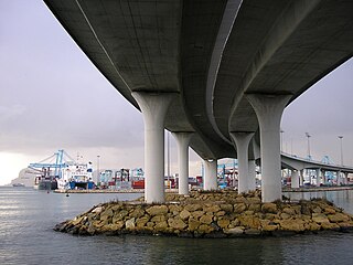 Español: Puente de acceso norte al puerto de Algeciras.
