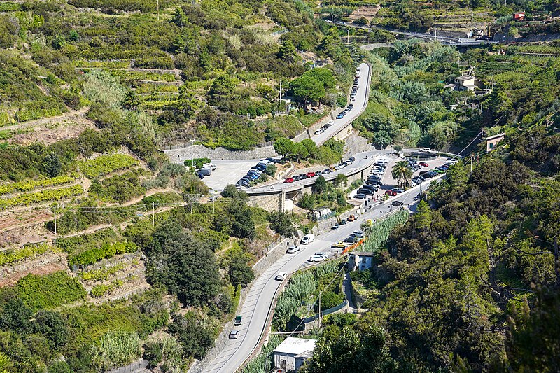 File:Parking Manarola Cinque Terre Sep23 A7C 06885.jpg