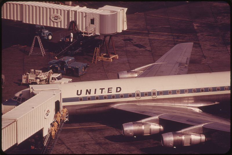 File:GROUND ACTIVITY AT LOGAN AIRPORT SEEN FROM 16TH FLOOR OBSERVATION DECK - NARA - 548429.jpg