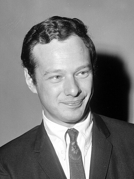 File:Aankomst Brian Epstein (manager Beatles) op Schiphol (Grand Gala du Disque 1965), Bestanddeelnr 918-2516 ShiftN.jpg