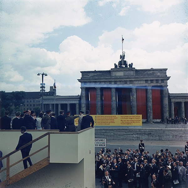 File:Kennedy at the Brandenburg Gate.jpg