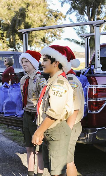 File:Lake Forest donates Christmas meals to Marines of 1st Law Enforcement Battalion 141223-M-ZZ999-6261.jpg
