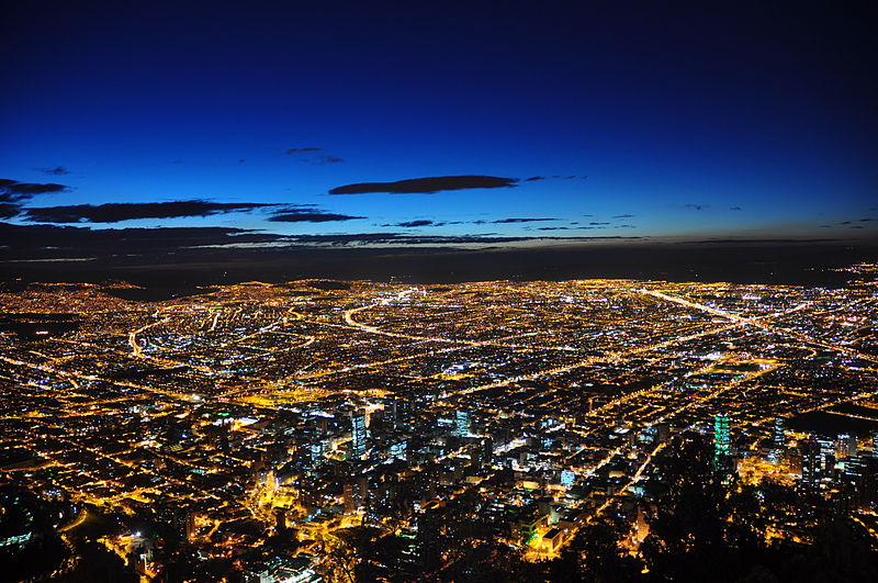File:Bogotá de noche.jpg