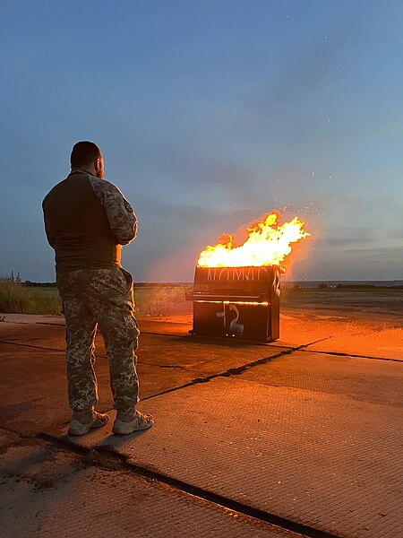 File:Piano burning (NOMAD) 02.jpg