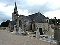 Berrien: l'église paroissiale dans le vieux cimetière au sein de l'enclos paroissial