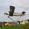 English: Plane with banner Mielec welcomes Polski: Samolot AN-2 z napisem Mielec wita ustawiony przy drodze wjazdowej do miasta od strony Tarnowa