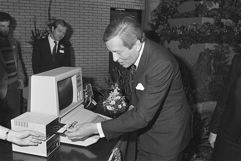 File:Prins Claus opent Rijks Middelbare Tuinbouwschool in Hoorn, Bestanddeelnr 932-8785.jpg