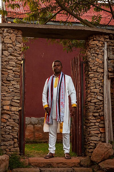 File:Tenu traditionnel homme pour le Nouvel An Malagasy.jpg