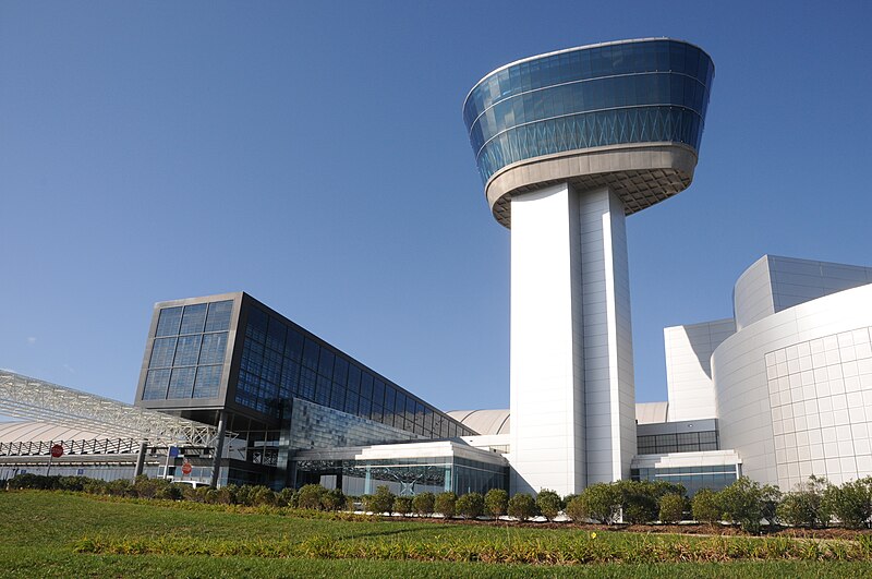 File:Udvar-Hazy Center center outside view.jpg