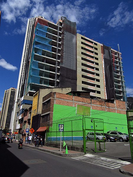 File:2018 Bogotá - Edificio 24-7 - Construcción en la calle 24 con carrera 8.jpg
