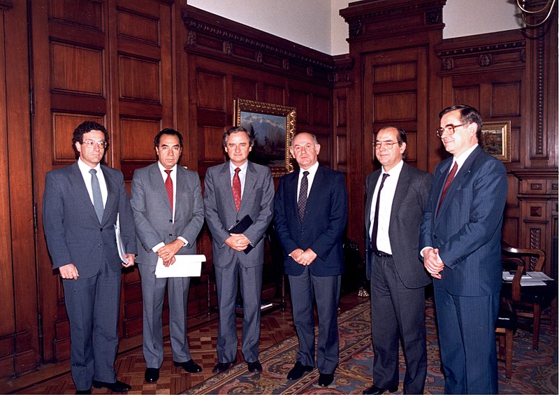 File:Primer Consejo del Banco Central Autónomo con el ministro Foxley.jpg