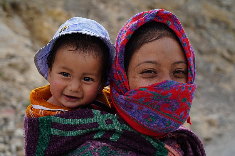 File:Woman Baby Mane Spiti Jun18 DSC05475.jpg